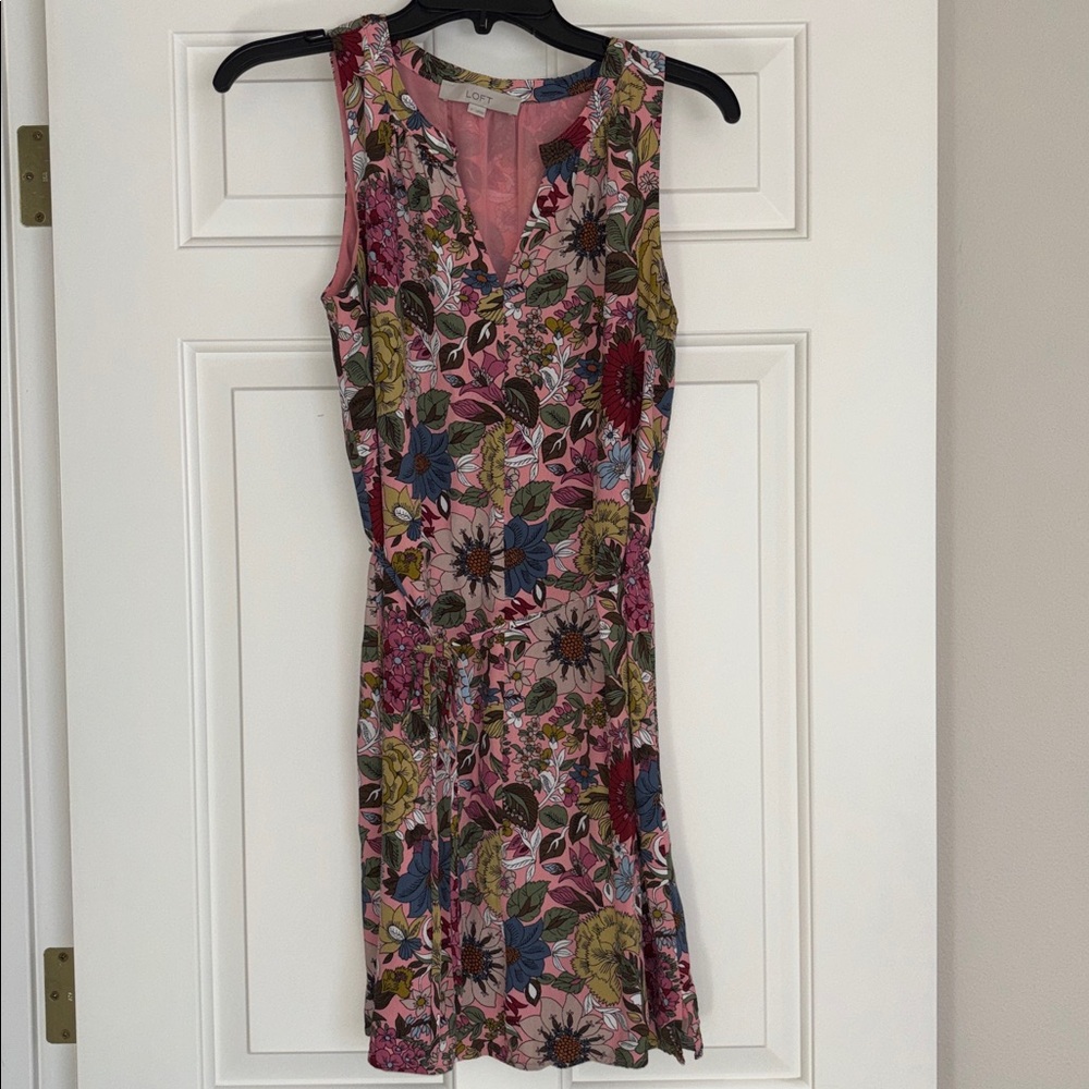 🌸🌺 LOFT Floral V-Neck Mini Dress - size small